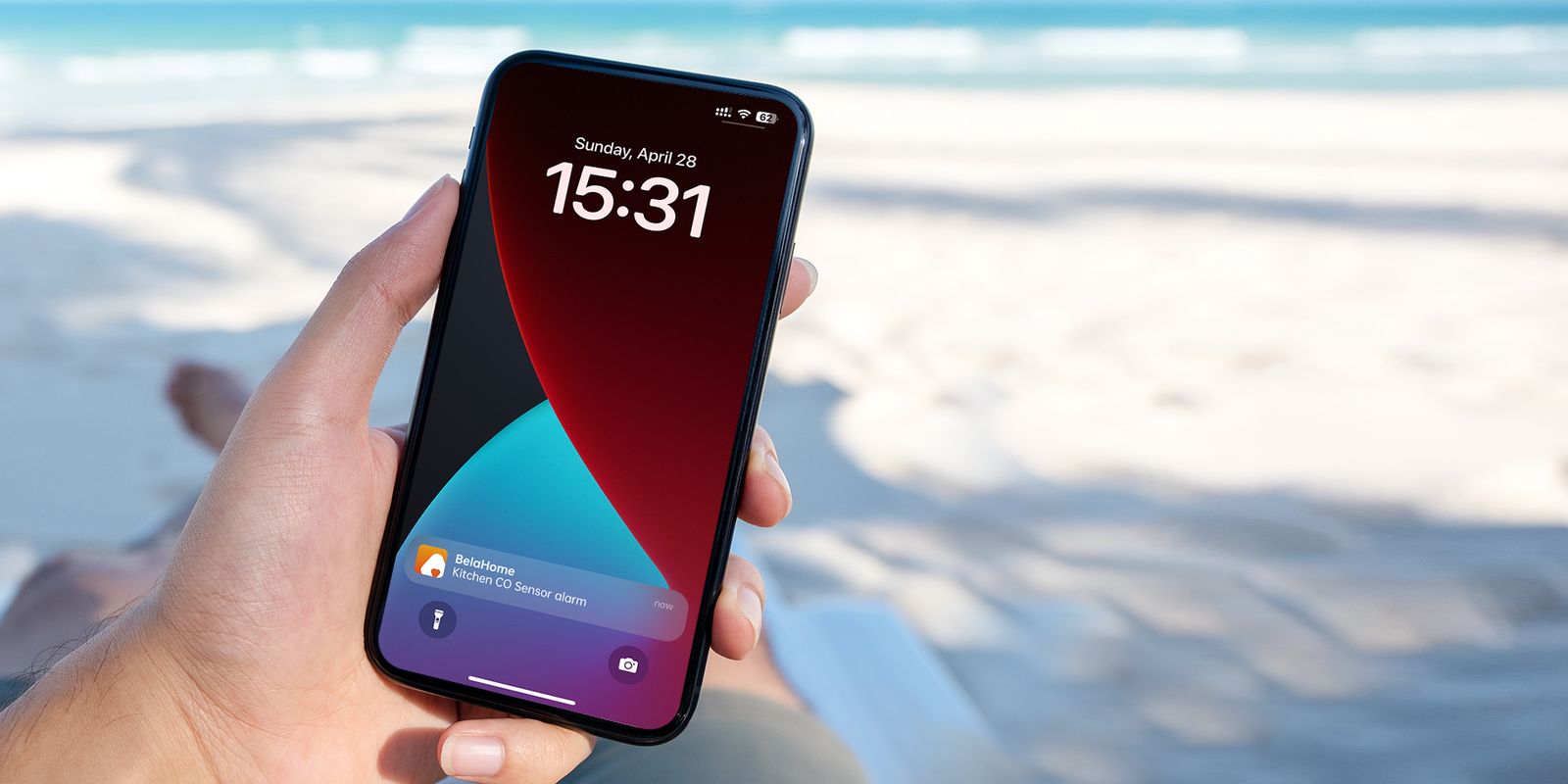 Celular mostrando una notificación de la casa frente al mar