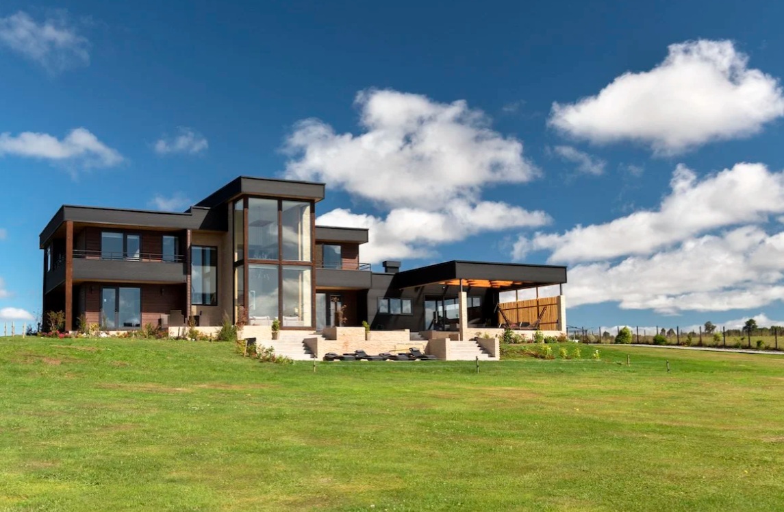 Casa de líneas modernas rodeada de áreas verdes